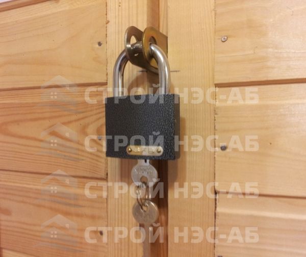 Навесной замок с ключами